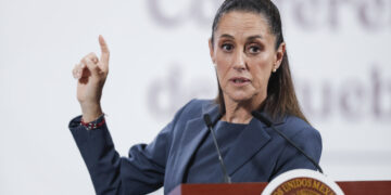 MEX8011. CIUDAD DE MÉXICO (MÉXICO), 17/07/2025.- La presidenta de México, Claudia Sheinbaum, habla durante una rueda de prensa este jueves, en el Palacio Nacional, en Ciudad de México (México). Sheinbaum pidió a Estados Unidos reconocer que tiene un problema grave de consumo de drogas" y aseguró que tal vez le falta información al presidente, Donald Trump, sobre lo que su país hace para frenar el tráfico de sustancias ilícitas ante las acusaciones del mandatario estadounidense. EFE/ Isaac Esquivel