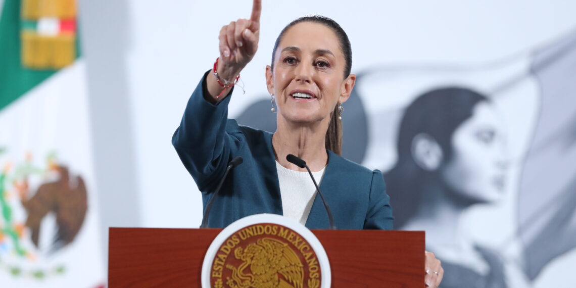 MEX7374. CIUDAD DE MÉXICO (MÉXICO), 09/07/2025.- La presidenta de México, Claudia Sheinbaum, habla durante una rueda de prensa este miércoles, en el Palacio Nacional de Ciudad de México (México). Sheinbaum informó que el viernes viajará una comitiva de su gabinete a Estados Unidos para iniciar las conversaciones para el acuerdo global que acordó con su homólogo, Donald Trump, durante la reunión del G7 en Canadá el mes pasado. EFE/ Mario Guzmán