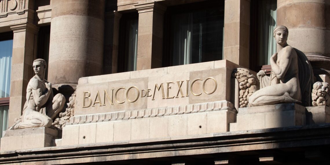 CIUDAD DE MÉXICO, 15DICIEMBRE2020.- El Banco de México (Banxico) se pronunció sobre los riesgos que implica la aprobación del proyecto de reforma a la ley del banco central en materia de captación de divisas. El proyecto fue aprobado en el Senado la semana pasada en donde propone al Banco de México la obligación de comprar los billetes y monedas extranjeros captados por la banca que no puedan ser repartidos. La discusión de la Ley Banxico se pospondrá hasta febrero para discutir en la Cámara de Diputados. 
FOTO: GRACIELA LÓPEZ /CUARTOSCURO.COM
