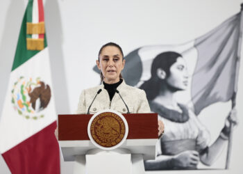 MEX8463. CIUDAD DE MÉXICO (MÉXICO),  24/07/2025.- La presidenta de México, Claudia Sheinbaum, habla durante una rueda de prensa este jueves, en el Palacio Nacional, en Ciudad de México (México). Sheinbaum, afirmó que, a finales de agosto, el vicepresidente de Brasil, Geraldo Alckmin, y empresarios del país visitarán México para reunirse con el gabinete del gobierno y empresarios mexicanos con la intención de llegar a acuerdos comerciales entre ambos países. EFE/José Méndez