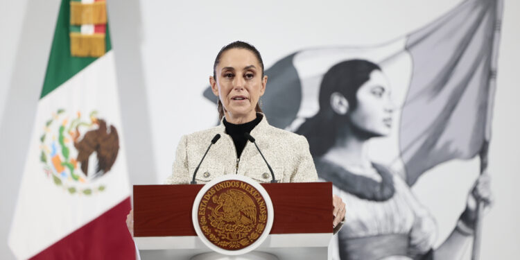 MEX8463. CIUDAD DE MÉXICO (MÉXICO),  24/07/2025.- La presidenta de México, Claudia Sheinbaum, habla durante una rueda de prensa este jueves, en el Palacio Nacional, en Ciudad de México (México). Sheinbaum, afirmó que, a finales de agosto, el vicepresidente de Brasil, Geraldo Alckmin, y empresarios del país visitarán México para reunirse con el gabinete del gobierno y empresarios mexicanos con la intención de llegar a acuerdos comerciales entre ambos países. EFE/José Méndez