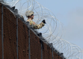 REFILE - CORRECTING THE TYPE OF THE WIRE U.S. Army soldiers install a razor wire fence along Anzalduas International Bridge near the U.S.- Mexico border in McAllen, Texas,  November 5, 2018. REUTERS/Delcia Lopez