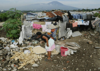 SSA04. SAN SALVADOR (EL SALVADOR) 02/10/08.- Una mujer salvadoreña permanece frente a su casa hoy, 2 de octubre de 2008, en la comunidad "Bendicion de Dios" de Soyapango, a las afueras de San Salvador (El Salvador). Un estudio del Programa Mundial de Alimentos (PMA) presentado en el país reveló que el número de pobres en Centroamérica incrementó alrededor de un millón en los últimos 18 meses, debido a los altos precios de los alimentos. EFE/Roberto Escobar