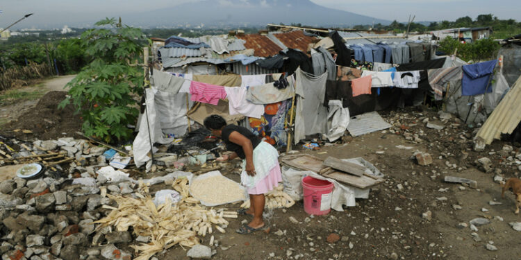SSA04. SAN SALVADOR (EL SALVADOR) 02/10/08.- Una mujer salvadoreña permanece frente a su casa hoy, 2 de octubre de 2008, en la comunidad "Bendicion de Dios" de Soyapango, a las afueras de San Salvador (El Salvador). Un estudio del Programa Mundial de Alimentos (PMA) presentado en el país reveló que el número de pobres en Centroamérica incrementó alrededor de un millón en los últimos 18 meses, debido a los altos precios de los alimentos. EFE/Roberto Escobar