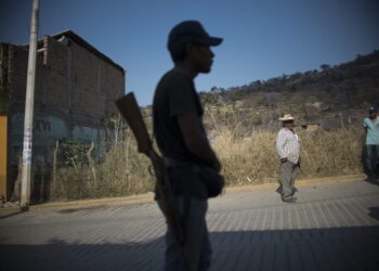 A Guerrero Community Police member stands guard in Tlacotepec, Heliodoro Castillo municipality, Guerrero state, Mexico, on March 24, 2018. - In the mountainous area of Guerrero state, one of the poorest and the most violent of Mexico, almost 7,000 people have taken the fight against organized crime as a personal cause making up a "community police". Urged by their daily life conflicts with criminal groups and the lack of answers from the government, these self-made-soldiers take up arms while they dream of peace. (Photo by Pedro PARDO / AFP) / TO GO WITH AFP STORY by Yussel GONZALEZ