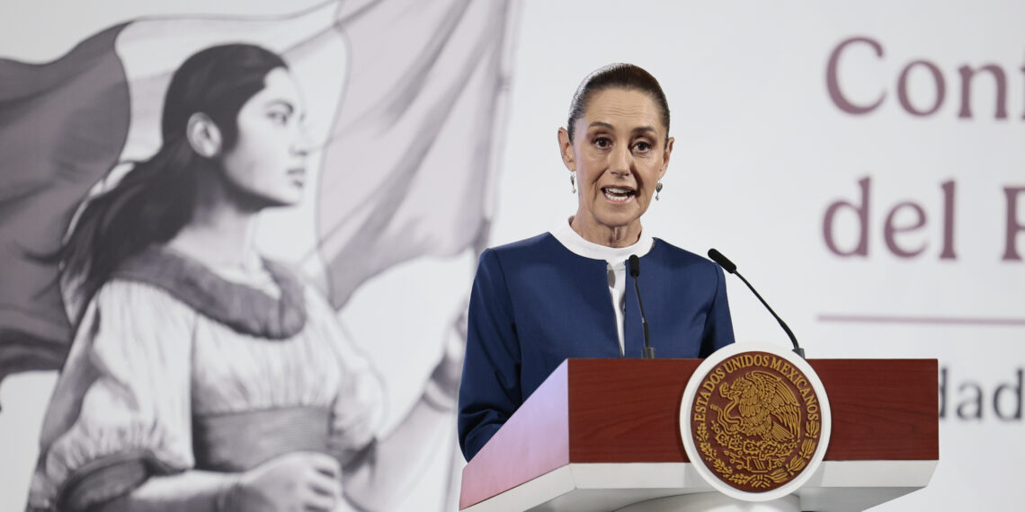 MEX261. CIUDAD DE MÉXICO (MÉXICO), 18/08/2025.- La presidenta de México, Claudia Sheinbaum, habla en una rueda de prensa este lunes, en el Palacio Nacional de Ciudad de México (México). EFE/ José Méndez