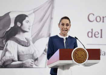 MEX261. CIUDAD DE MÉXICO (MÉXICO), 18/08/2025.- La presidenta de México, Claudia Sheinbaum, habla en una rueda de prensa este lunes, en el Palacio Nacional de Ciudad de México (México). EFE/ José Méndez