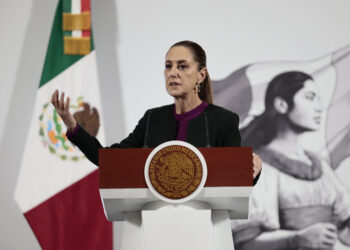 MEX315. CIUDAD DE MÉXICO (MÉXICO), 19/08/2025.- La presidenta de México, Claudia Sheinbaum, habla en una rueda de prensa este martes, en Palacio Nacional de la Ciudad de México (México). Sheinbaum, dijo estar a favor de la no intervención respecto a los supuestos operativos militares que Estados Unidos realiza en el mar Caribe, cerca de Venezuela, y que han encendido las alarmas en la región. EFE/José Méndez