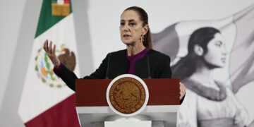 MEX315. CIUDAD DE MÉXICO (MÉXICO), 19/08/2025.- La presidenta de México, Claudia Sheinbaum, habla en una rueda de prensa este martes, en Palacio Nacional de la Ciudad de México (México). Sheinbaum, dijo estar a favor de la no intervención respecto a los supuestos operativos militares que Estados Unidos realiza en el mar Caribe, cerca de Venezuela, y que han encendido las alarmas en la región. EFE/José Méndez