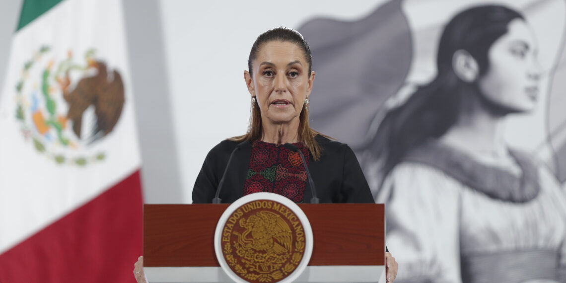 MEX966. CIUDAD DE MÉXICO (MÉXICO), 27/08/2025.- La presidenta de México, Claudia Sheinbaum, participa durante una rueda de prensa este miércoles, en Palacio Nacional de la Ciudad de México (México). EFE/ Isaac Esquivel
