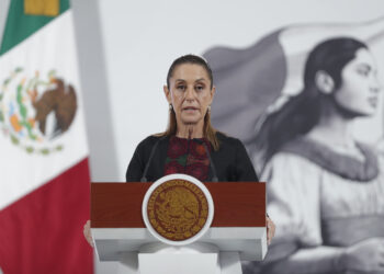 MEX966. CIUDAD DE MÉXICO (MÉXICO), 27/08/2025.- La presidenta de México, Claudia Sheinbaum, participa durante una rueda de prensa este miércoles, en Palacio Nacional de la Ciudad de México (México). EFE/ Isaac Esquivel