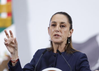 MEX9223. CIUDAD DE MÉXICO (MÉXICO), 04/08/2025.- La presidenta de México, Claudia Sheinbaum, habla en una rueda de prensa este lunes, en el Palacio Nacional de la Ciudad de México (México). Sheinbaum señaló que su gobierno pedirá la extradición a México de Sandra Téllez, socia de la Guardería ABC en Sonora, donde en 2009 murieron en medio de un incendio 49 bebés, y quien fue detenida el fin de semana en Estados Unidos. EFE/ Sáshenka Gutiérrez