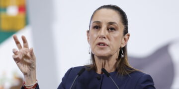 MEX9223. CIUDAD DE MÉXICO (MÉXICO), 04/08/2025.- La presidenta de México, Claudia Sheinbaum, habla en una rueda de prensa este lunes, en el Palacio Nacional de la Ciudad de México (México). Sheinbaum señaló que su gobierno pedirá la extradición a México de Sandra Téllez, socia de la Guardería ABC en Sonora, donde en 2009 murieron en medio de un incendio 49 bebés, y quien fue detenida el fin de semana en Estados Unidos. EFE/ Sáshenka Gutiérrez