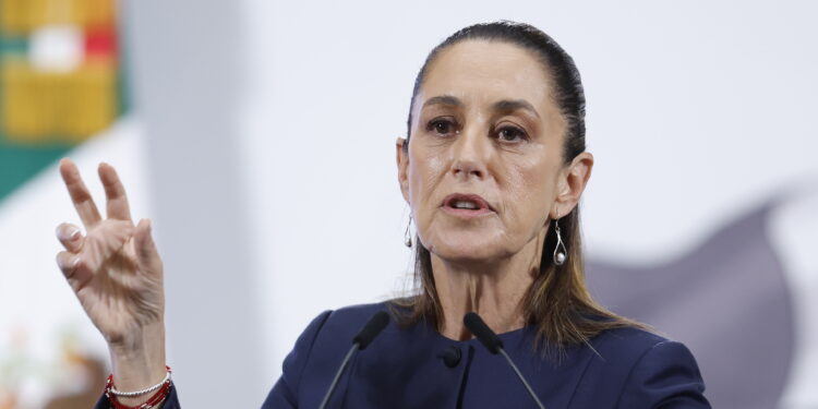 MEX9223. CIUDAD DE MÉXICO (MÉXICO), 04/08/2025.- La presidenta de México, Claudia Sheinbaum, habla en una rueda de prensa este lunes, en el Palacio Nacional de la Ciudad de México (México). Sheinbaum señaló que su gobierno pedirá la extradición a México de Sandra Téllez, socia de la Guardería ABC en Sonora, donde en 2009 murieron en medio de un incendio 49 bebés, y quien fue detenida el fin de semana en Estados Unidos. EFE/ Sáshenka Gutiérrez