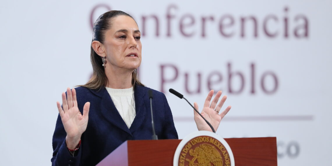 MEX9666. CIUDAD DE MÉXICO (MÉXICO), 11/08/2025.- La presidenta de México, Claudia Sheinbaum, habla durante una rueda de prensa este lunes, en el Palacio Nacional de Ciudad de México (México). Sheinbaum informó que el Gobierno da seguimiento y apoyo a 81 mexicanos recluidos en un centro de detención en Florida, Estados Unidos, conocido como 'Alligator Alcatraz' ('Alcatraz de los Caimanes'), al tiempo que manifestó su rechazo a este tipo de prisiones. EFE/ Mario Guzmán