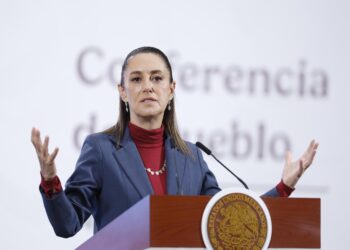 MEX9351. CIUDAD DE MÉXICO (MÉXICO), 06/08/2025.- La presidenta de México, Claudia Sheinbaum, participa durante una rueda de prensa matutina este miércoles en Palacio Nacional de la Ciudad de México (México). Sheinbaum informó que el primer ministro de Canadá, Mark Carney, visitará México para ampliar la relación con el país del norte, luego de las reuniones preparatorias que se sostuvieron el pasado martes y también este miércoles con representantes del gobierno canadiense. EFE/Sáshenka Gutíerrez