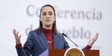 MEX9351. CIUDAD DE MÉXICO (MÉXICO), 06/08/2025.- La presidenta de México, Claudia Sheinbaum, participa durante una rueda de prensa matutina este miércoles en Palacio Nacional de la Ciudad de México (México). Sheinbaum informó que el primer ministro de Canadá, Mark Carney, visitará México para ampliar la relación con el país del norte, luego de las reuniones preparatorias que se sostuvieron el pasado martes y también este miércoles con representantes del gobierno canadiense. EFE/Sáshenka Gutíerrez