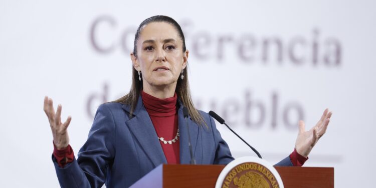 MEX9351. CIUDAD DE MÉXICO (MÉXICO), 06/08/2025.- La presidenta de México, Claudia Sheinbaum, participa durante una rueda de prensa matutina este miércoles en Palacio Nacional de la Ciudad de México (México). Sheinbaum informó que el primer ministro de Canadá, Mark Carney, visitará México para ampliar la relación con el país del norte, luego de las reuniones preparatorias que se sostuvieron el pasado martes y también este miércoles con representantes del gobierno canadiense. EFE/Sáshenka Gutíerrez