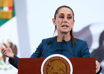 MEX723. CIUDAD DE MÉXICO (MÉXICO), 25/08/2025.- La presidenta de México, Claudia Sheinbaum, habla durante una rueda de prensa este lunes, en el Palacio Nacional de la Ciudad de México (México). Sheinbaum afirmó que su Gobierno no tiene inquietud que el narcotraficante mexicano Ismael El Mayo Zambada pudiera declarar en su audiencia programada para hoy en Estados Unidos. EFE/ Mario Guzmán