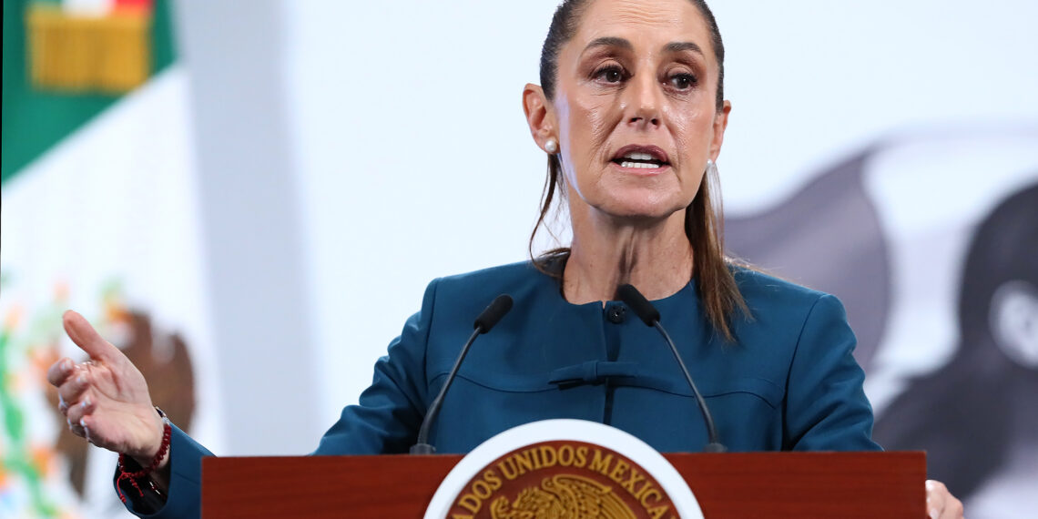 MEX723. CIUDAD DE MÉXICO (MÉXICO), 25/08/2025.- La presidenta de México, Claudia Sheinbaum, habla durante una rueda de prensa este lunes, en el Palacio Nacional de la Ciudad de México (México). Sheinbaum afirmó que su Gobierno no tiene inquietud que el narcotraficante mexicano Ismael El Mayo Zambada pudiera declarar en su audiencia programada para hoy en Estados Unidos. EFE/ Mario Guzmán