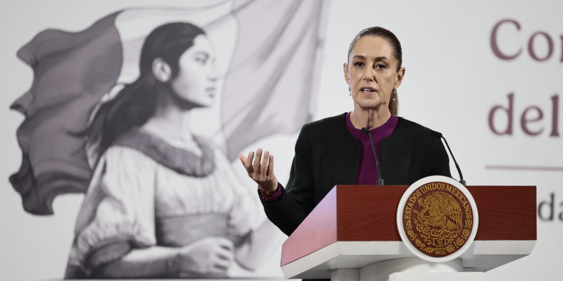 MEX313. CIUDAD DE MÉXICO (MÉXICO), 19/08/2025.- La presidenta de México, Claudia Sheinbaum, habla en una rueda de prensa este martes, en Palacio Nacional de la Ciudad de México (México). Sheinbaum negó que el país esté trabajando de manera conjunta con la Administración de Control de Drogas de Estados Unidos (DEA) en la iniciativa Proyecto Portero para frenar el tráfico de drogas sintéticas, como fentanilo y metanfetaminas, así como lo anunció el lunes la agencia estadounidense. EFE/ José Méndez