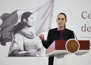 MEX313. CIUDAD DE MÉXICO (MÉXICO), 19/08/2025.- La presidenta de México, Claudia Sheinbaum, habla en una rueda de prensa este martes, en Palacio Nacional de la Ciudad de México (México). Sheinbaum negó que el país esté trabajando de manera conjunta con la Administración de Control de Drogas de Estados Unidos (DEA) en la iniciativa Proyecto Portero para frenar el tráfico de drogas sintéticas, como fentanilo y metanfetaminas, así como lo anunció el lunes la agencia estadounidense. EFE/ José Méndez