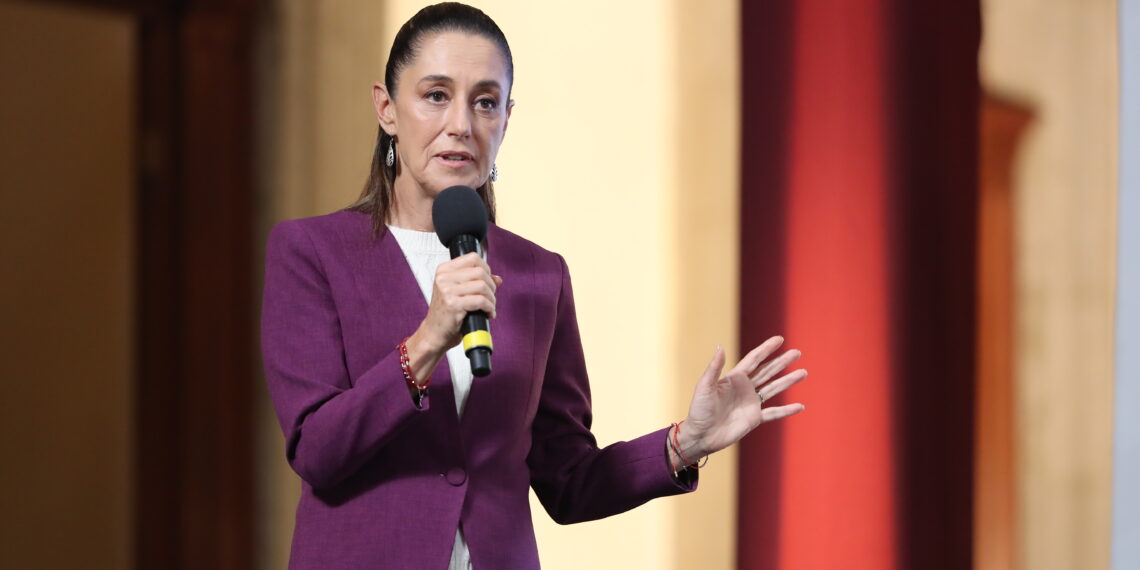 MEX9950. CIUDAD DE MÉXICO (MÉXICO), 14/08/2025.- La presidenta de México, Claudia Sheinbaum, habla en una rueda de prensa este jueves, en el Palacio Nacional de la Ciudad de México (México). Sheinbaum celebró una reducción histórica de la pobreza en el país, gracias al incremento en el salario mínimo, los programas de bienestar y el acceso a los derechos, que demuestran que el humanismo impulsado por el expresidente, Andrés Manuel López Obrador (2018-2024) "funciona". EFE/Mario Guzmán
