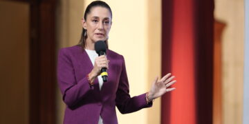 MEX9950. CIUDAD DE MÉXICO (MÉXICO), 14/08/2025.- La presidenta de México, Claudia Sheinbaum, habla en una rueda de prensa este jueves, en el Palacio Nacional de la Ciudad de México (México). Sheinbaum celebró una reducción histórica de la pobreza en el país, gracias al incremento en el salario mínimo, los programas de bienestar y el acceso a los derechos, que demuestran que el humanismo impulsado por el expresidente, Andrés Manuel López Obrador (2018-2024) "funciona". EFE/Mario Guzmán