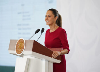 MEX079. CHETUMAL (MÉXICO), 15/08/2025.- Fotografía cedida por la Presidencia de México de la mandataria mexicana, Claudia Sheinbaum, hablando en una rueda de prensa este viernes, en Chetumal (México). Sheinbaum negó que exista desabasto de gasolina en algunas regiones del país debido a protestas de jubilados de Petróleos Mexicanos (Pemex) en el sureño estado de Chiapas. EFE/ Presidencia de México /SOLO USO EDITORIAL/ NO VENTAS/ SOLO DISPONIBLE PARA ILUSTRAR LA NOTICIA QUE ACOMPAÑA (CRÉDITO OBLIGATORIO)