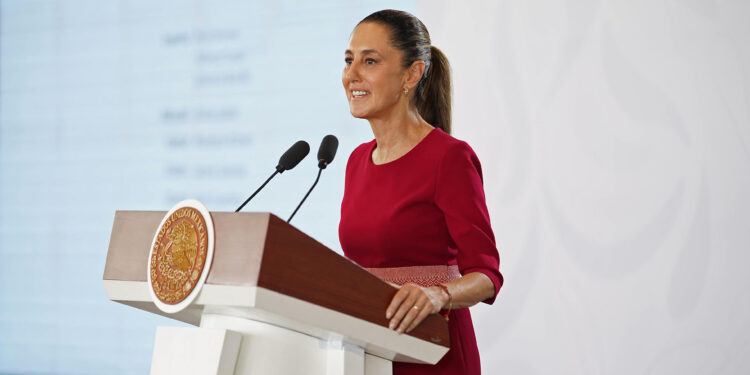 MEX079. CHETUMAL (MÉXICO), 15/08/2025.- Fotografía cedida por la Presidencia de México de la mandataria mexicana, Claudia Sheinbaum, hablando en una rueda de prensa este viernes, en Chetumal (México). Sheinbaum negó que exista desabasto de gasolina en algunas regiones del país debido a protestas de jubilados de Petróleos Mexicanos (Pemex) en el sureño estado de Chiapas. EFE/ Presidencia de México /SOLO USO EDITORIAL/ NO VENTAS/ SOLO DISPONIBLE PARA ILUSTRAR LA NOTICIA QUE ACOMPAÑA (CRÉDITO OBLIGATORIO)