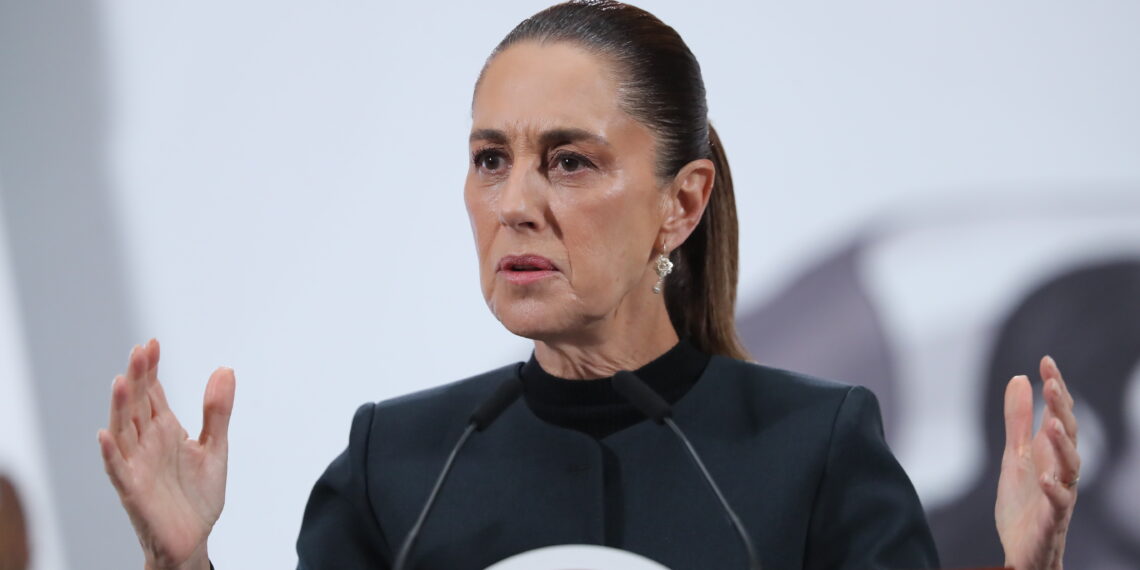 MEX3870. CIUDAD DE MÉXICO (MÉXICO), 26/09/2025.- La presidenta de México, Claudia Sheinbaum, habla durante una rueda de prensa este viernes, en el Palacio Nacional de la Ciudad de México (México). Sheinbaum dijo que la Secretaría de Gobernación deberá revisar el registro como iglesia de La Luz del Mundo, tras la detención de 38 personas, presuntos miembros de la polémica congregación religiosa, en un campo clandestino de adiestramiento en el oeste de México. EFE/ Mario Guzmán