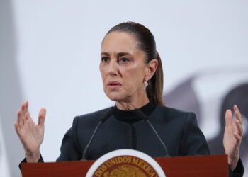MEX3870. CIUDAD DE MÉXICO (MÉXICO), 26/09/2025.- La presidenta de México, Claudia Sheinbaum, habla durante una rueda de prensa este viernes, en el Palacio Nacional de la Ciudad de México (México). Sheinbaum dijo que la Secretaría de Gobernación deberá revisar el registro como iglesia de La Luz del Mundo, tras la detención de 38 personas, presuntos miembros de la polémica congregación religiosa, en un campo clandestino de adiestramiento en el oeste de México. EFE/ Mario Guzmán