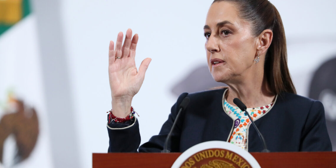 MEX2033. CIUDAD DE MÉXICO (MÉXICO), 08/09/2025.- La presidenta de México, Claudia Sheinbaum, habla durante una rueda de prensa este lunes en el Palacio Nacional de la Ciudad de México (México). Sheinbaum prometió cero impunidad en el caso del arresto de catorce personas implicadas en el contrabando de combustible, entre ellos varios funcionarios y militares tras el decomiso en marzo pasado de diez millones de litros en el estado de Tamaulipas (noreste). EFE/Mario Guzmán