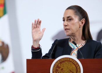 MEX2033. CIUDAD DE MÉXICO (MÉXICO), 08/09/2025.- La presidenta de México, Claudia Sheinbaum, habla durante una rueda de prensa este lunes en el Palacio Nacional de la Ciudad de México (México). Sheinbaum prometió cero impunidad en el caso del arresto de catorce personas implicadas en el contrabando de combustible, entre ellos varios funcionarios y militares tras el decomiso en marzo pasado de diez millones de litros en el estado de Tamaulipas (noreste). EFE/Mario Guzmán