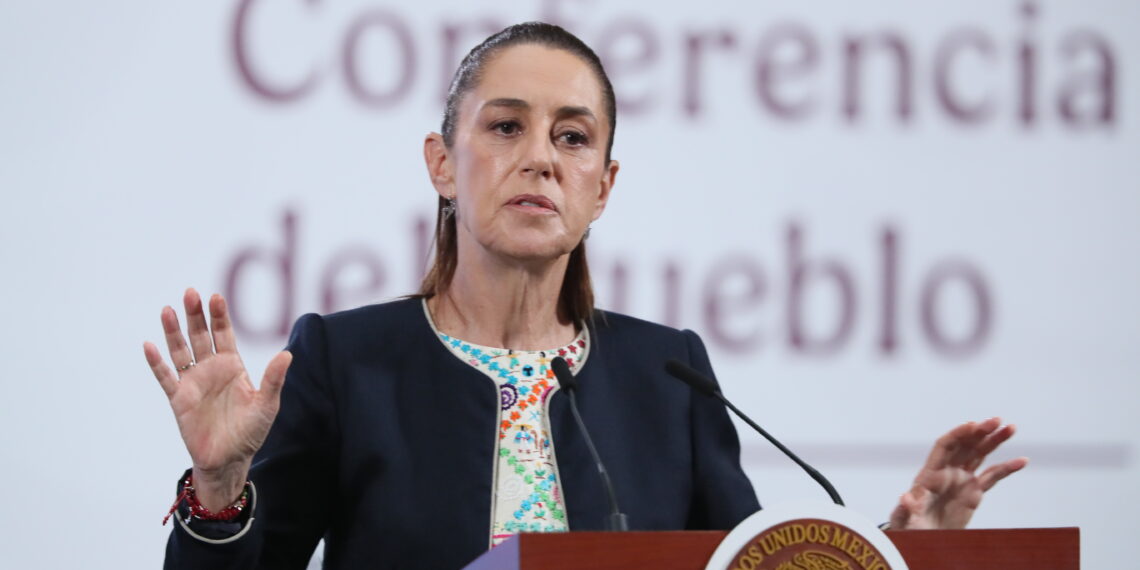 MEX2040. CIUDAD DE MÉXICO (MÉXICO), 08/09/2025.- La presidenta de México, Claudia Sheinbaum, habla durante una rueda de prensa este lunes, en el Palacio Nacional de la Ciudad de México (México). Sheinbaum confirmó que 23 mexicanos fueron detenidos en Georgia (Estados Unidos), durante una redada en la planta automotriz de la empresa surcoreana Hyundai. EFE/ Mario Guzmán