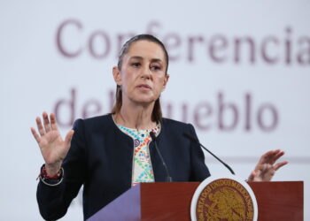 MEX2040. CIUDAD DE MÉXICO (MÉXICO), 08/09/2025.- La presidenta de México, Claudia Sheinbaum, habla durante una rueda de prensa este lunes, en el Palacio Nacional de la Ciudad de México (México). Sheinbaum confirmó que 23 mexicanos fueron detenidos en Georgia (Estados Unidos), durante una redada en la planta automotriz de la empresa surcoreana Hyundai. EFE/ Mario Guzmán