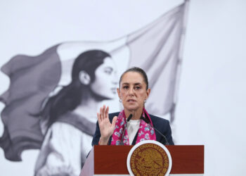MEX4181. CIUDAD DE MÉXICO (MÉXICO), 30/09/2025.- La presidenta de México, Claudia Sheinbaum, habla durante una rueda de prensa este martes en Palacio Nacional de la Ciudad de México (México). Sheinbaum exigió una investigación a fondo por la muerte de Miguel Ángel García-Hernández, un migrante mexicano de 32 años que perdió la vida tras un tiroteo del pasado miércoles en las instalaciones del Servicio de Inmigración y Control de Aduanas (ICE, por sus siglas en inglés) en Dallas (Texas, sur de EEUU). EFE/Mario Guzmán