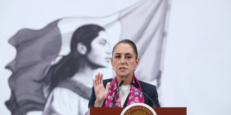MEX4181. CIUDAD DE MÉXICO (MÉXICO), 30/09/2025.- La presidenta de México, Claudia Sheinbaum, habla durante una rueda de prensa este martes en Palacio Nacional de la Ciudad de México (México). Sheinbaum exigió una investigación a fondo por la muerte de Miguel Ángel García-Hernández, un migrante mexicano de 32 años que perdió la vida tras un tiroteo del pasado miércoles en las instalaciones del Servicio de Inmigración y Control de Aduanas (ICE, por sus siglas en inglés) en Dallas (Texas, sur de EEUU). EFE/Mario Guzmán