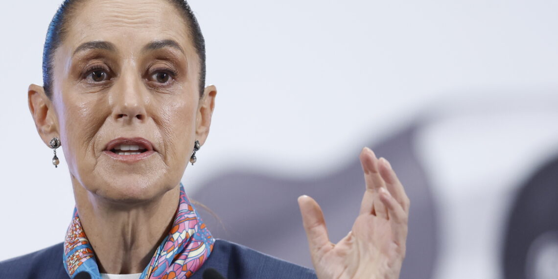 MEX1781. CIUDAD DE MÉXICO (MÉXICO), 04/09/2025.- La presidenta de México, Claudia Sheinbaum, habla durante una rueda de prensa este jueves en Palacio Nacional de la Ciudad de México (México). Sheinbaum anunció que se reunirá con los padres de los 43 estudiantes desaparecidos de Ayotzinapa para dar "avances" sobre las investigaciones pues, señaló, se está haciendo un trabajo científico sobre el caso ocurrido en 2014. EFE/Sáshenka Gutiérrez