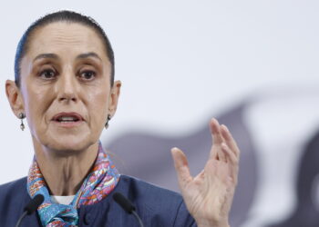 MEX1781. CIUDAD DE MÉXICO (MÉXICO), 04/09/2025.- La presidenta de México, Claudia Sheinbaum, habla durante una rueda de prensa este jueves en Palacio Nacional de la Ciudad de México (México). Sheinbaum anunció que se reunirá con los padres de los 43 estudiantes desaparecidos de Ayotzinapa para dar "avances" sobre las investigaciones pues, señaló, se está haciendo un trabajo científico sobre el caso ocurrido en 2014. EFE/Sáshenka Gutiérrez