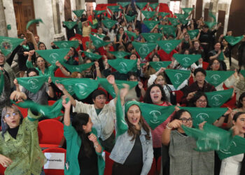 MEX4110. CIUDAD DE MÉXICO (MÉXICO), 29/09/2025.- Activistas proaborto participan en una rueda de prensa este lunes, en Ciudad de México (México). Pese a que la despenalización del aborto en un estado (del país) genera cambios positivos, un estudio realizado por el Instituto de Liderazgo Simone de Beauvoir (ILSB) junto a REDefine y redes de activistas proaborto, destacó este lunes que estos avances son solo el primer paso en "un camino lleno de barreras" que impiden garantizar de manera efectiva este derecho en México. EFE/Mario Guzmán