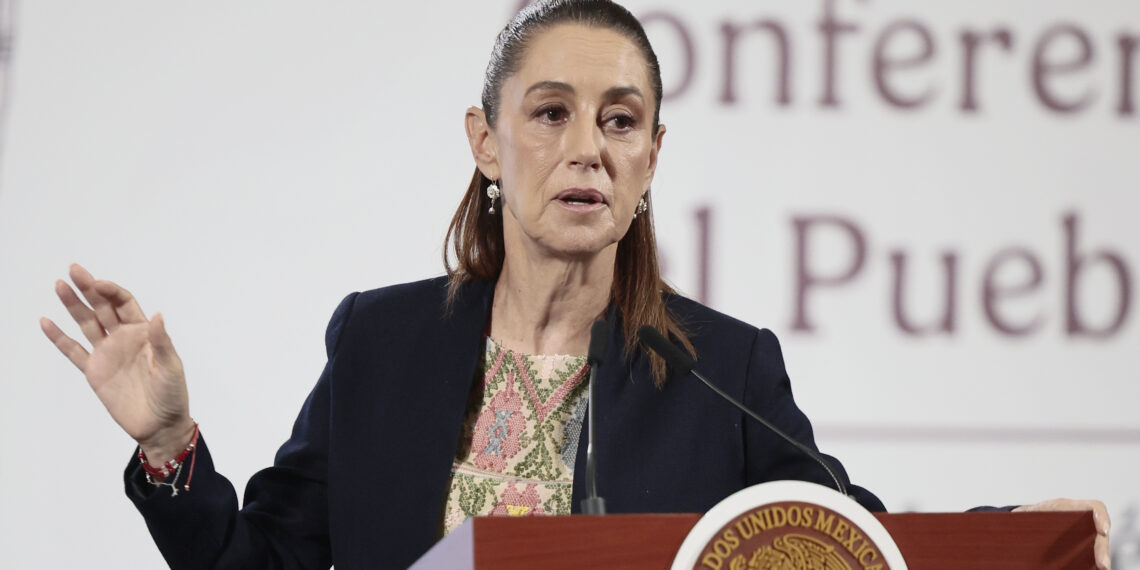 MEX4098. CIUDAD DE MÉXICO (MÉXICO), 29/09/2025.- La presidenta de México, Claudia Sheinbaum, habla en una rueda de prensa este lunes, en el Palacio Nacional de Ciudad de México (México). Sheinbaum destacó la visión completamente distinta de parte de Estados Unidos para frenar el tráfico ilegal de armas hacia México, luego del acuerdo bilateral para reforzar operativos para combatir este delito en la frontera. EFE/José Méndez
