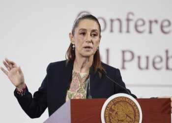 MEX4098. CIUDAD DE MÉXICO (MÉXICO), 29/09/2025.- La presidenta de México, Claudia Sheinbaum, habla en una rueda de prensa este lunes, en el Palacio Nacional de Ciudad de México (México). Sheinbaum destacó la visión completamente distinta de parte de Estados Unidos para frenar el tráfico ilegal de armas hacia México, luego del acuerdo bilateral para reforzar operativos para combatir este delito en la frontera. EFE/José Méndez