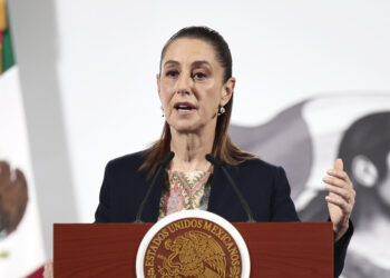 MEX4086. CIUDAD DE MÉXICO (MÉXICO), 29/09/2025.- La presidenta de México, Claudia Sheinbaum, habla durante una rueda de prensa este lunes en Palacio Nacional de la Ciudad de México (México). Un año después de asumir la Presidencia de México, Claudia Sheinbaum afronta importantes retos, entre ellos los altos niveles de violencia y las presiones crecientes desde Estados Unidos, con una popularidad que, según encuestas, supera el 70 % de aprobación. EFE/José Méndez