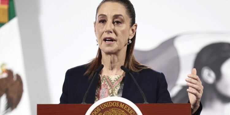 MEX4086. CIUDAD DE MÉXICO (MÉXICO), 29/09/2025.- La presidenta de México, Claudia Sheinbaum, habla durante una rueda de prensa este lunes en Palacio Nacional de la Ciudad de México (México). Un año después de asumir la Presidencia de México, Claudia Sheinbaum afronta importantes retos, entre ellos los altos niveles de violencia y las presiones crecientes desde Estados Unidos, con una popularidad que, según encuestas, supera el 70 % de aprobación. EFE/José Méndez