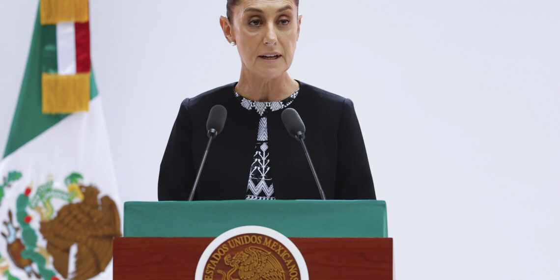 MEX1457. CIUDAD DE MÉXICO (MÉXICO), 01/09/2025.- La presidenta de México, Claudia Sheinbaum, habla durante su Primer Informe de Gobierno en el Palacio Nacional este lunes, en Ciudad de México (México). Sheinbaum destacó que México vive "un momento estelar" en el mundo, además de que es el país con menos aranceles impuestos por Estados Unidos desde la llegada a la Casa Blanca del presidente, Donald Trump. EFE/ Sáshenka Gutiérrez