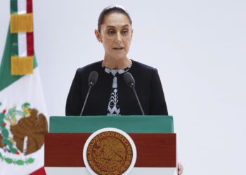 MEX1457. CIUDAD DE MÉXICO (MÉXICO), 01/09/2025.- La presidenta de México, Claudia Sheinbaum, habla durante su Primer Informe de Gobierno en el Palacio Nacional este lunes, en Ciudad de México (México). Sheinbaum destacó que México vive "un momento estelar" en el mundo, además de que es el país con menos aranceles impuestos por Estados Unidos desde la llegada a la Casa Blanca del presidente, Donald Trump. EFE/ Sáshenka Gutiérrez
