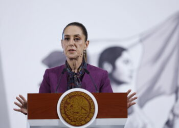 MEX1588. CIUDAD DE MÉXICO (MÉXICO), 03/09/2025.- La presidenta de México, Claudia Sheinbaum, habla durante una rueda de prensa este miércoles, en Palacio Nacional de la Ciudad de México (México). EFE/Sáshenka Gutiérrez