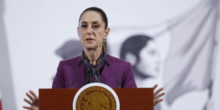 MEX1588. CIUDAD DE MÉXICO (MÉXICO), 03/09/2025.- La presidenta de México, Claudia Sheinbaum, habla durante una rueda de prensa este miércoles, en Palacio Nacional de la Ciudad de México (México). EFE/Sáshenka Gutiérrez
