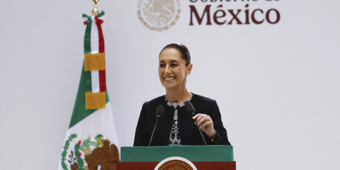 MEX1459. CIUDAD DE MÉXICO (MÉXICO), 01/09/2025.- La presidenta de México, Claudia Sheinbaum, habla durante su Primer Informe de Gobierno en el Palacio Nacional este lunes, en Ciudad de México (México). EFE/ Sáshenka Gutiérrez